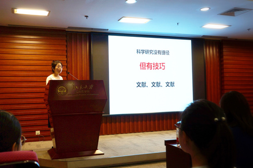 图4-特诊科卫彦老师与同学们分享科研经历 _副本.jpg