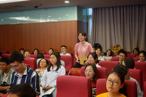 图5-同学们向刘燕及卫彦老师提问_副本.jpg