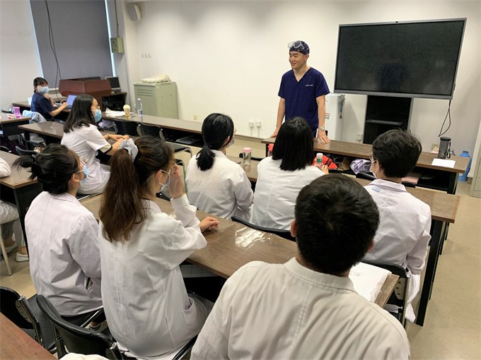 3-北京大学口腔医院正畸科王雪东老师对内蒙古医科大学学子们表示欢迎，并介绍科室情况.jpg