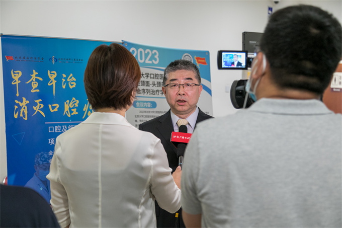 接受采访.jpg