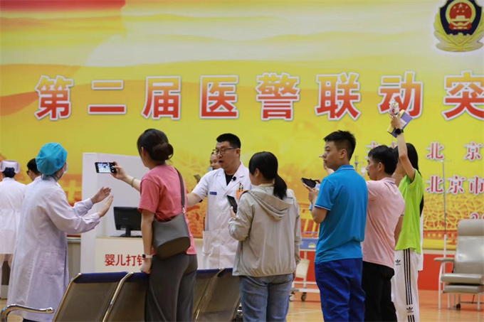 6-疏散现场围观拍照群众.jpg