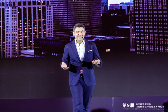 21-美国Tufts大学牙科学院口腔修复系主任Wael Att教授发表演讲.jpeg
